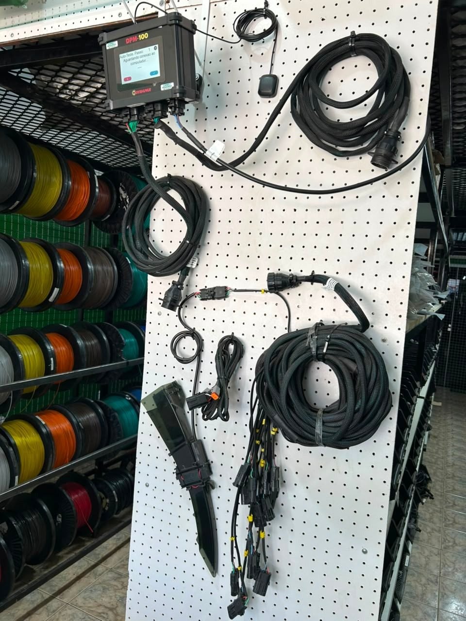 Parede organizada com chicotes elétricos e rolos de fios