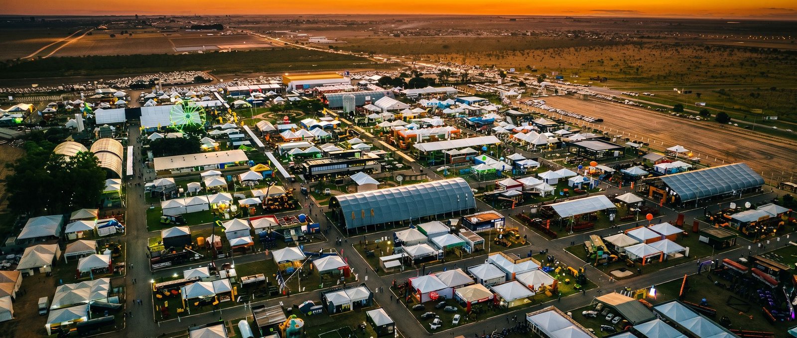 Vista aérea da Bahia Farm Show em Luís Eduardo Magalhães ao pôr do sol